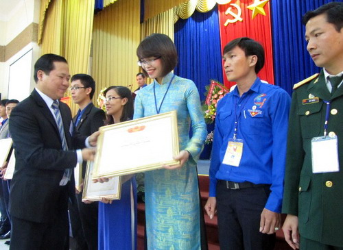 Đồng chí Nguyễn Phi Long trao bằng khen cho các tập thể và cá nhân xuất sắc